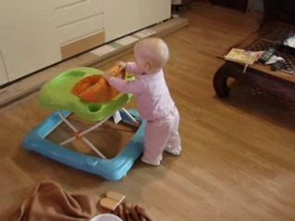 Anaelle 13 mois marche avec trotteur