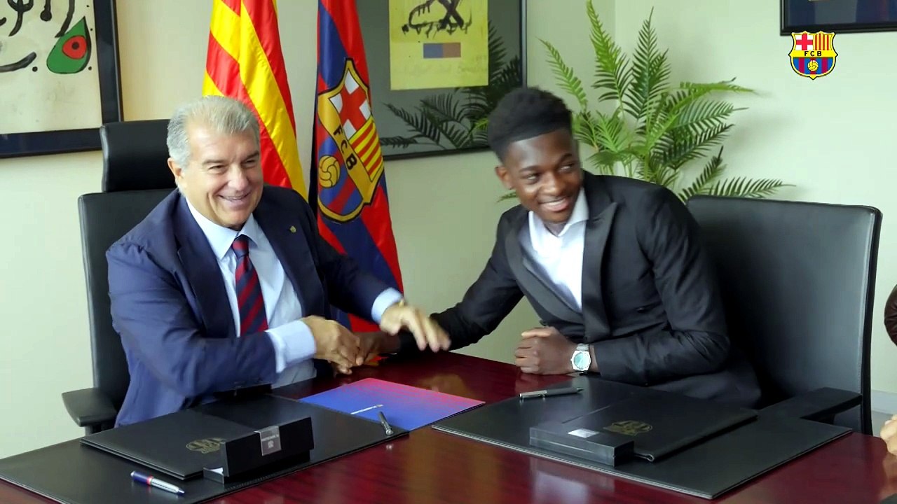 Laporta reaparece tras sus problemas de salud en la firma del contrato de Bisiwu
