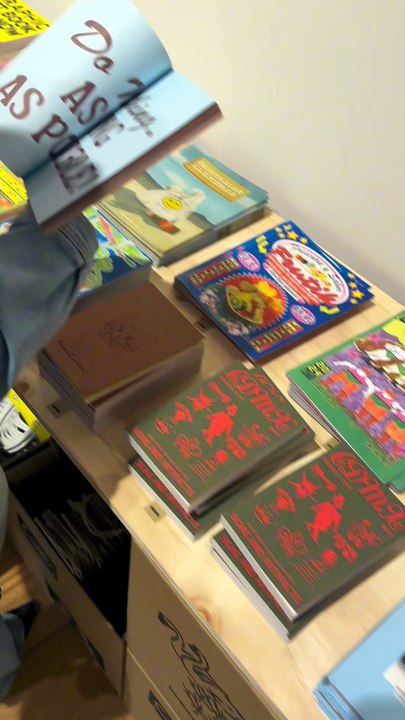 Hay objetos que no solo se coleccionan: transforman.Un libro puede ser una exposición.
