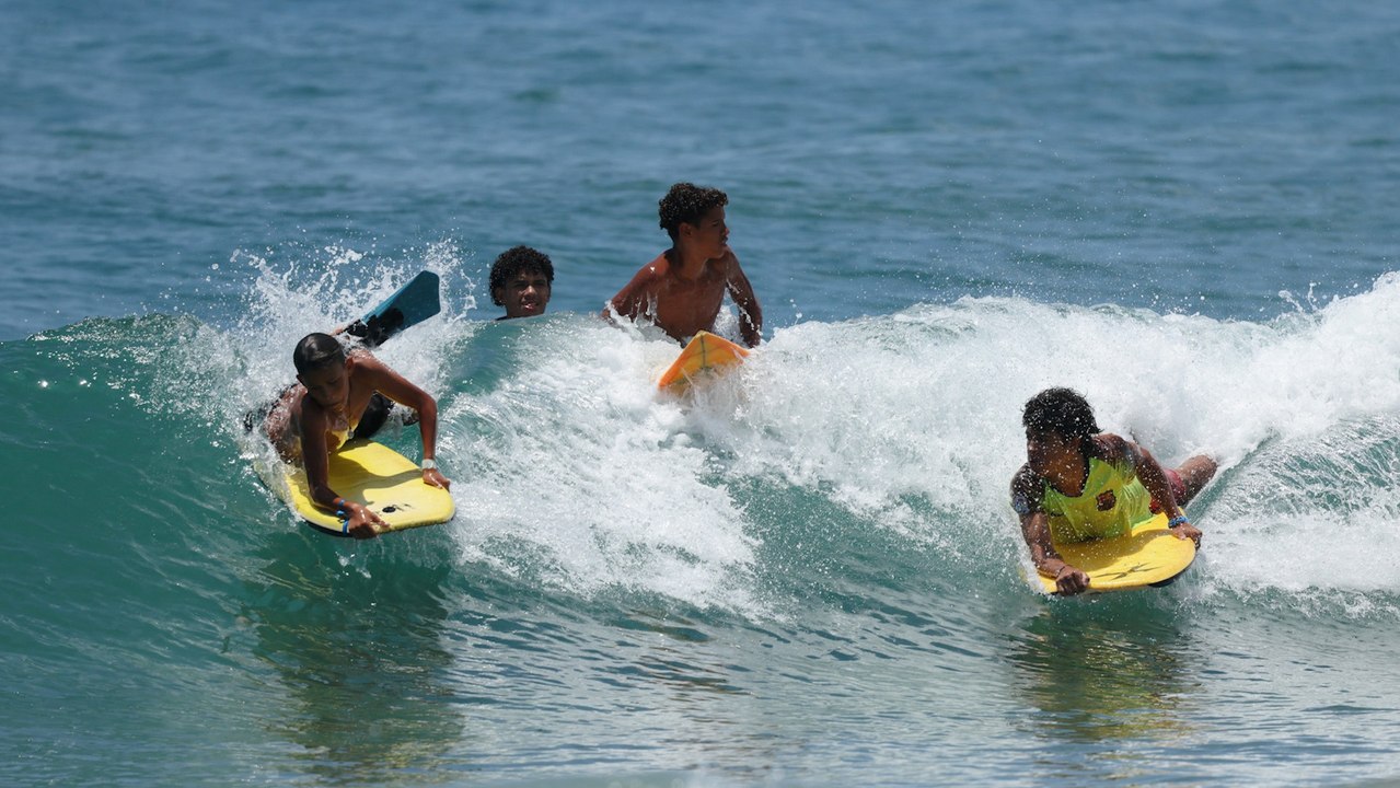 La Guaira busca consuelo en el surf