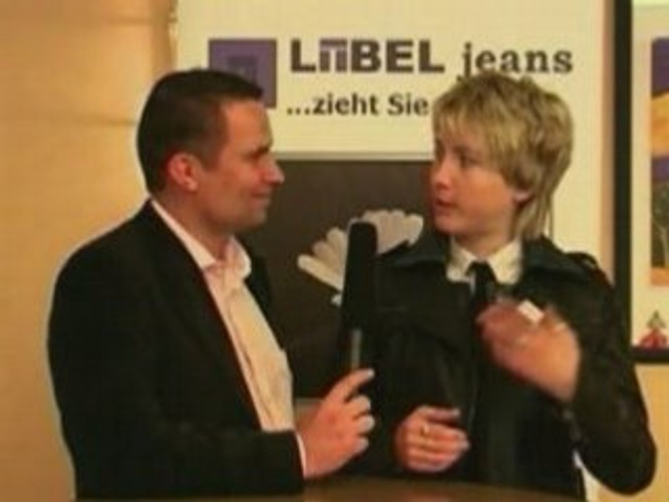 Label-jeans zieht sie an.