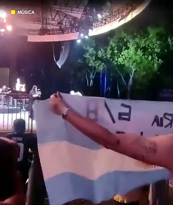 Mientras Milo J y Trueno cantan Tierra Zanta en el Central Park, Dillom muestra la bandera argentina con la inscripción "la patria no se vende"