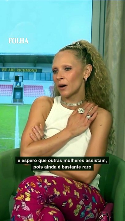 Amizades femininas costumam ser mal escritas, diz atriz de 'Ted Lasso', que abraça futebol feminino