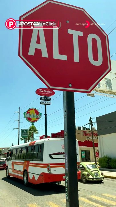 🚦 Un cruce de Durango donde un semáforo y una señal de ALTO ponen a prueba la paciencia de los conductores 😵‍💫🚗