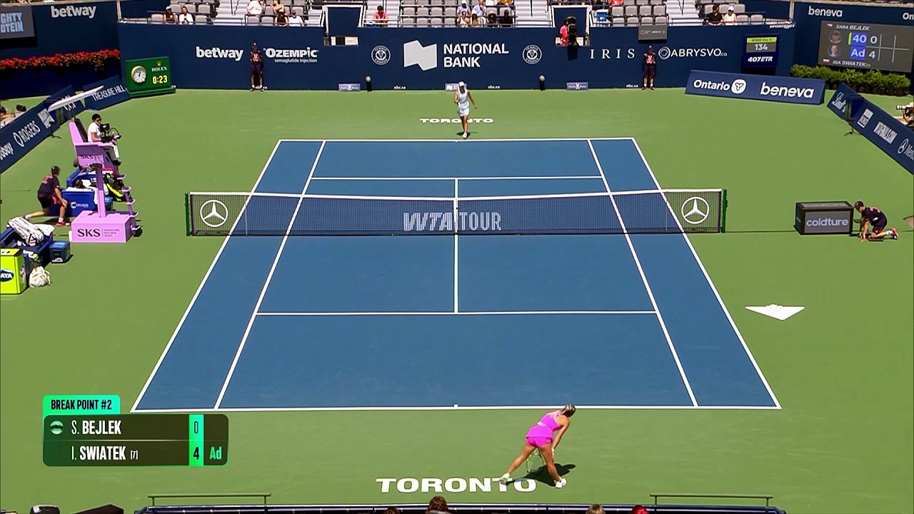Swiatek beats Bejlek to make winning start in Toronto