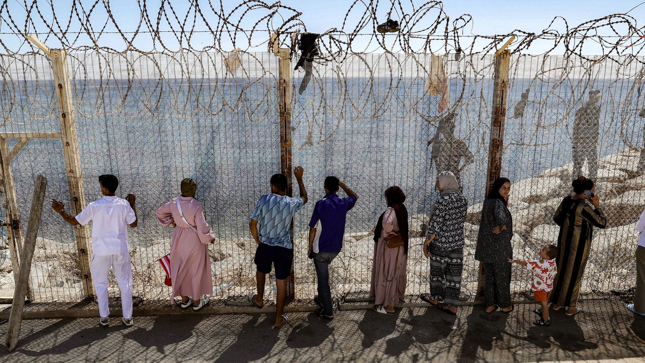 Dos niños migrantes llegaron amarrados a un flotador y sin supervisión a Ceuta, España