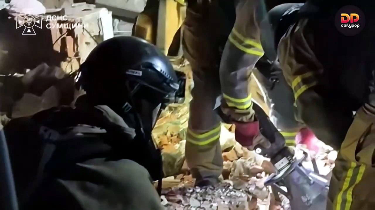 Bomberos ucranianos responden tras ataque ruso que mata a tres personas, incluidas dos niñas, en Sumy