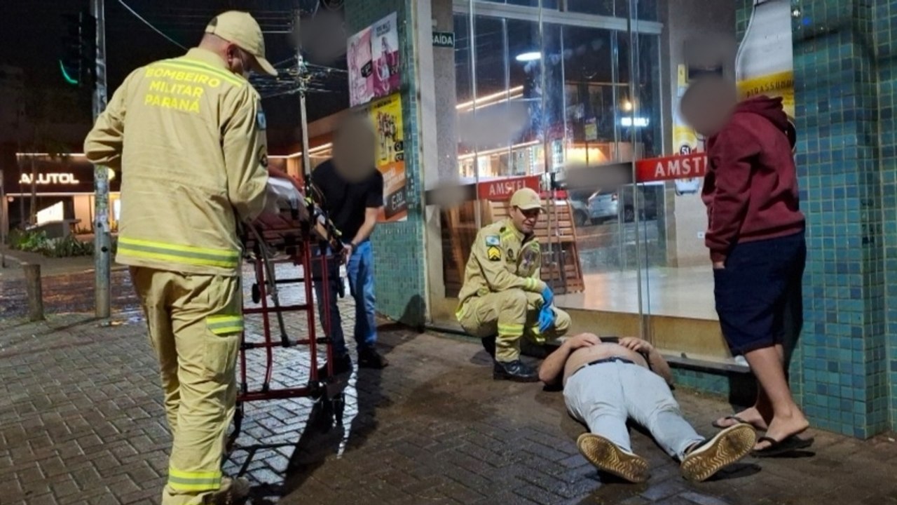 Homem passa mal, sofre queda e é socorrido no Centro de Cascavel