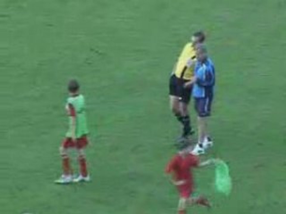 carton rouge pour l'arbitre !