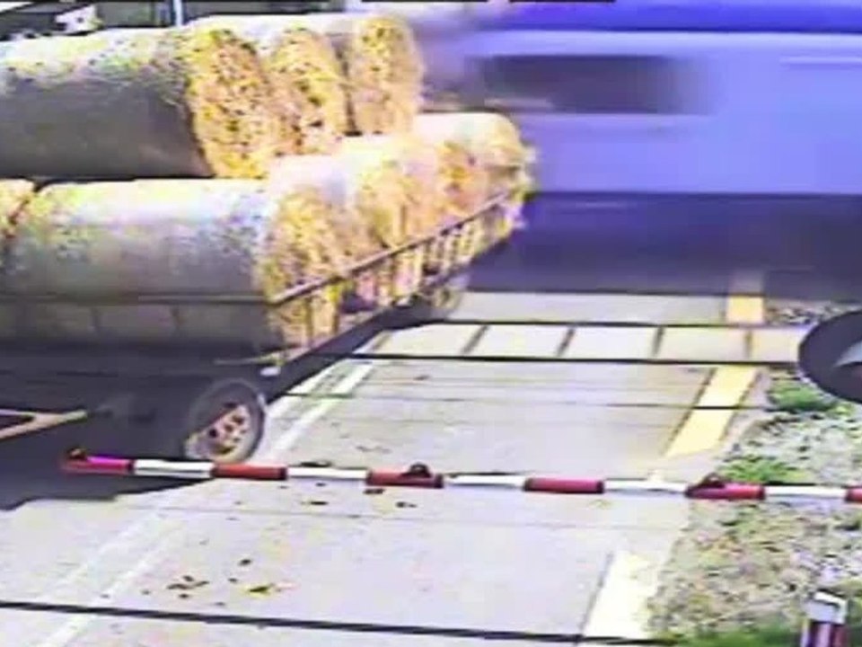 Zug kracht in Anhänger voller Heuballen