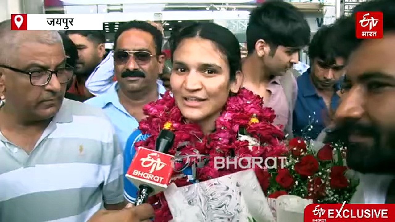 बुखार भी नहीं रोक पाया 'गोल्डन पंच', ग्लासगो में मेडल जीतकर जयपुर लौटीं अरुंधति चौधरी का शानदार स्वागत
