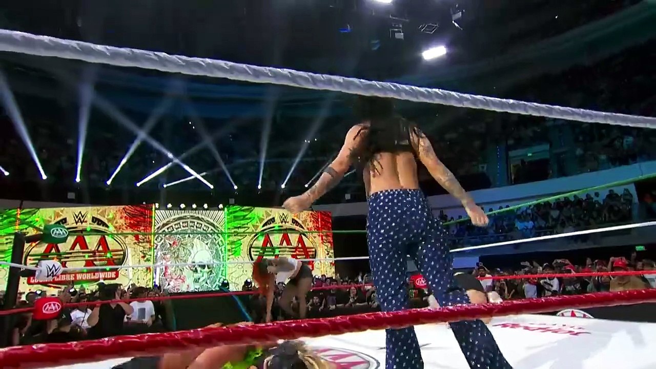 Lola_Vice,_La_Catalina_and_Lady_Shani_brawl_with_Las_Tóxicas__AAA_Lucha_Libre_highlights(720p)