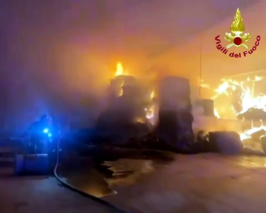Trenzano, incendio in un fienile: in fiamme mille rotoballe di fieno