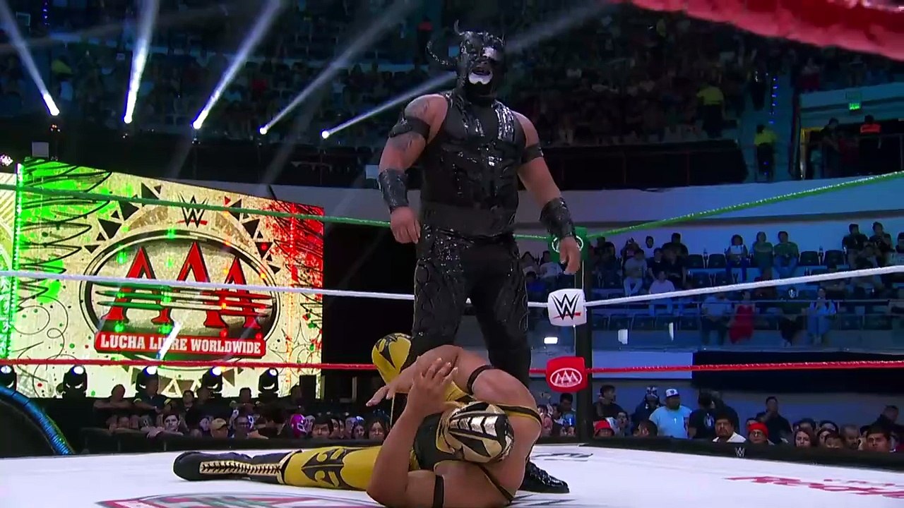 Los_Perros_del_Mal_attack_during_El_Fiscal_vs._Abismo_Negro_Jr.__Lucha_Libre_AAA_highlights(720p)