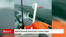 Denizde bulduğu boruyu botla kıyıya taşıdı