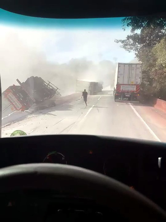 Carreta tomba na Serra de Igarapé, na BR-381
