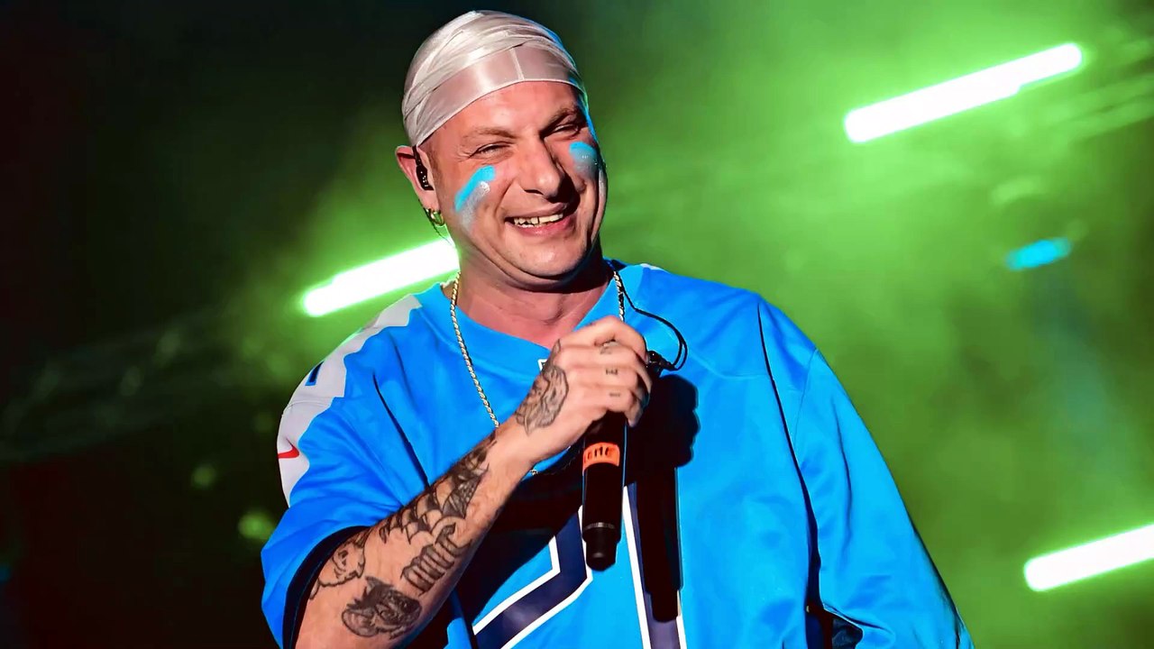 Clementino cade dal palco a Ischia, poi si rialza da solo: «Sono un ninja»