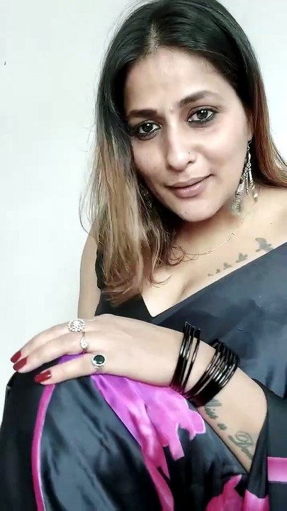 Kareena Kapoor Kaali saree... bas itna hi kaafi hai.