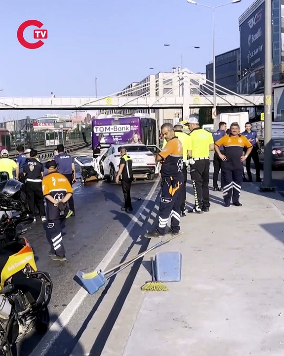 Küçükçekmece’de otomobilin İETT otobüsüne çarptığı kaza kamerada