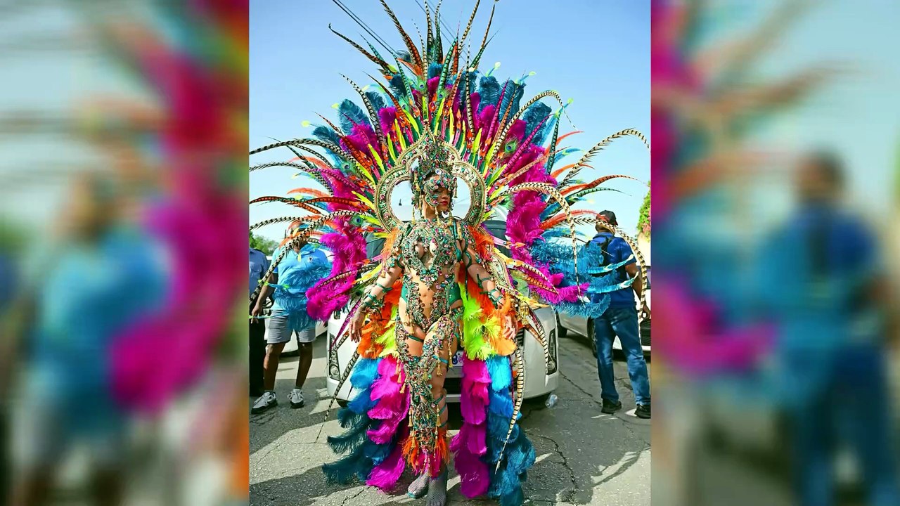 Rihanna torna al carnevale di Barbados: il look da regina con piume e cristalli