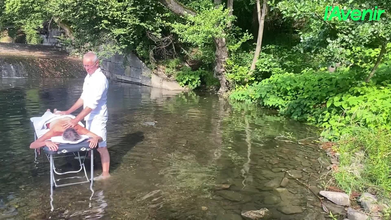 Massages plutôt insolites à Pepinster pour ce professionnel qui installe sa table sur la Hoëgne : "Du tumulte des inondations au calme" (Vidéo)