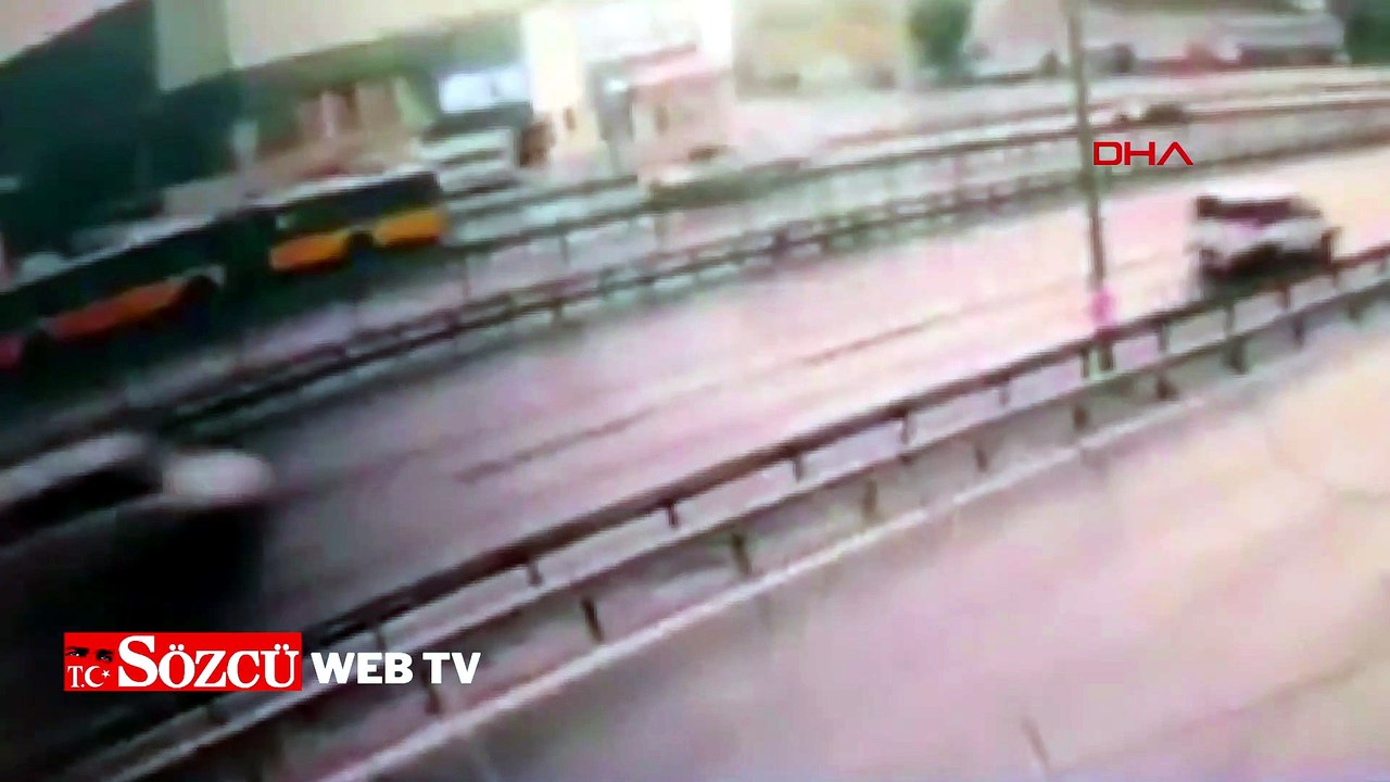 Küçükçekmece’de otomobilin İETT otobüsüne çarptığı kaza kamerada