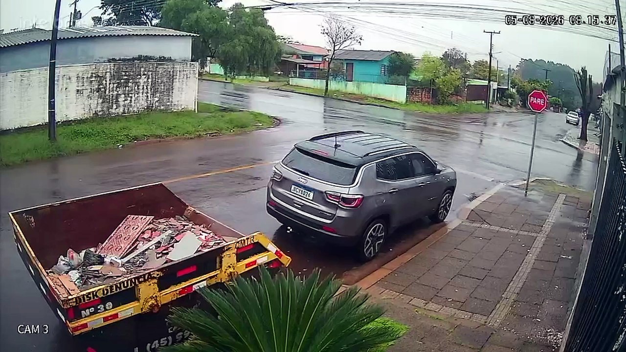 Vídeo mostra carro cruzando preferencial e provocando grave acidente com moto