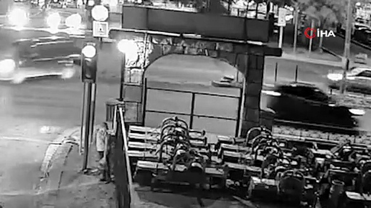 Bursa\'da kontrolden çıkan otomobil refüje çıktı
