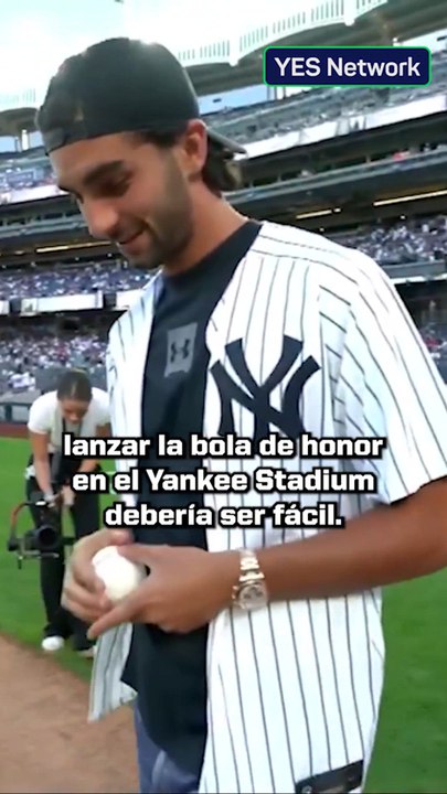 Ferran Torres hace el lanzamiento de honor en el Yankee Stadium