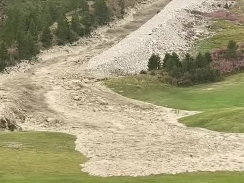 Schlammlawine überrollt Golfplatz: Camper werden evakuiert