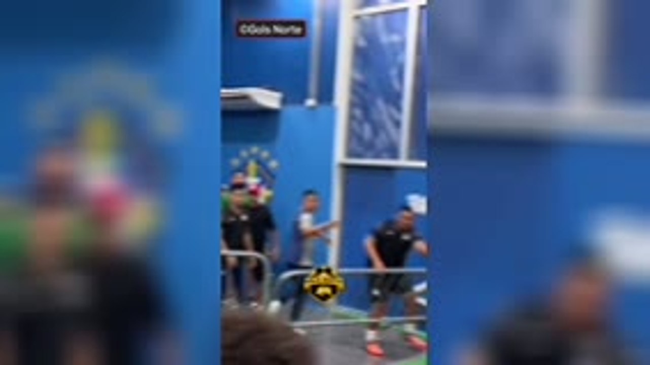 Santos - Neymar chambre et sème la zizanie en zone mixte