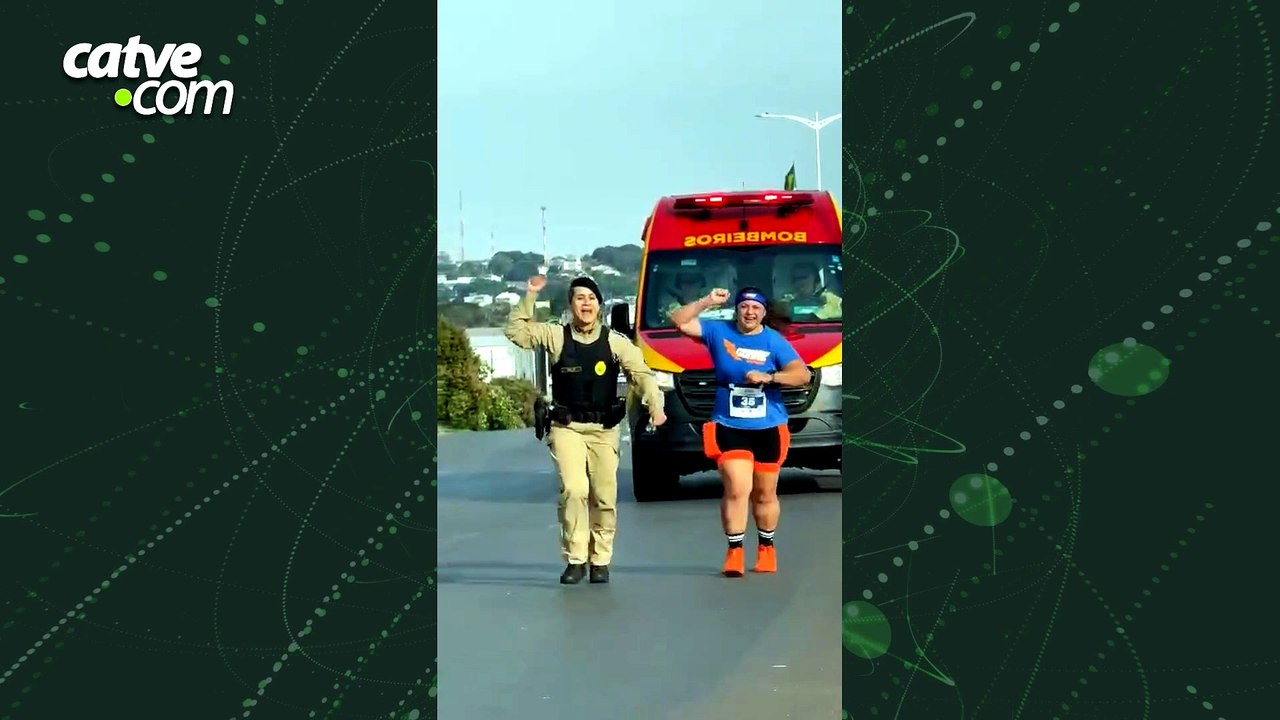 Parceira inesperada: policial corre ao lado de atleta que queria desistir da prova