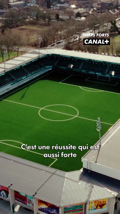 Le président de La Louvière a construit un stade qui fait aujourd’hui référence… et qui inspire le FC Versailles pour son futur projet 🤝🏟️