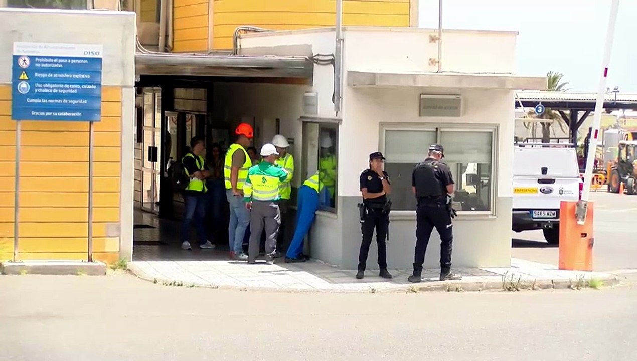 Una explosión mortal en un depósito de almacenamiento de la petrolera DISA conmociona a Canarias