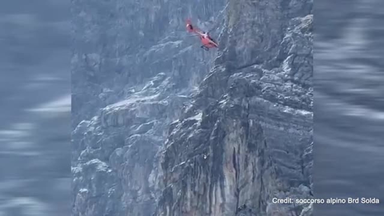 Alpinista in difficoltà sull'Ortles, si alza in volo l'elicottero: le immagini del salvataggio a oltre tremila metri di quota
