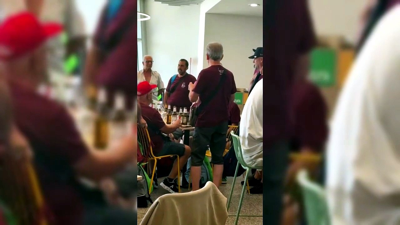 Il volo ? in ritardo, il coro di Usini intona l'inno della Brigata Sassari: la gioia dei passeggeri ad Alghero