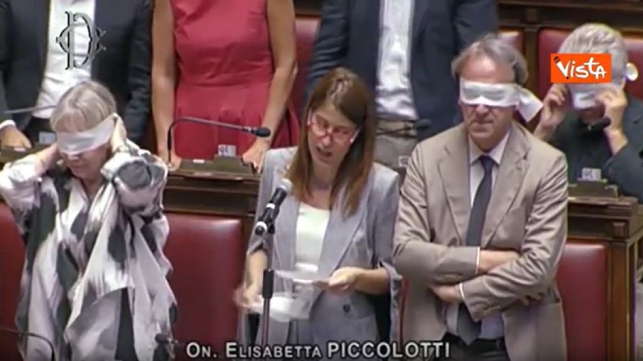 Protesta di Avs in Aula a Montecitorio, i deputati con le bende sugli occhi