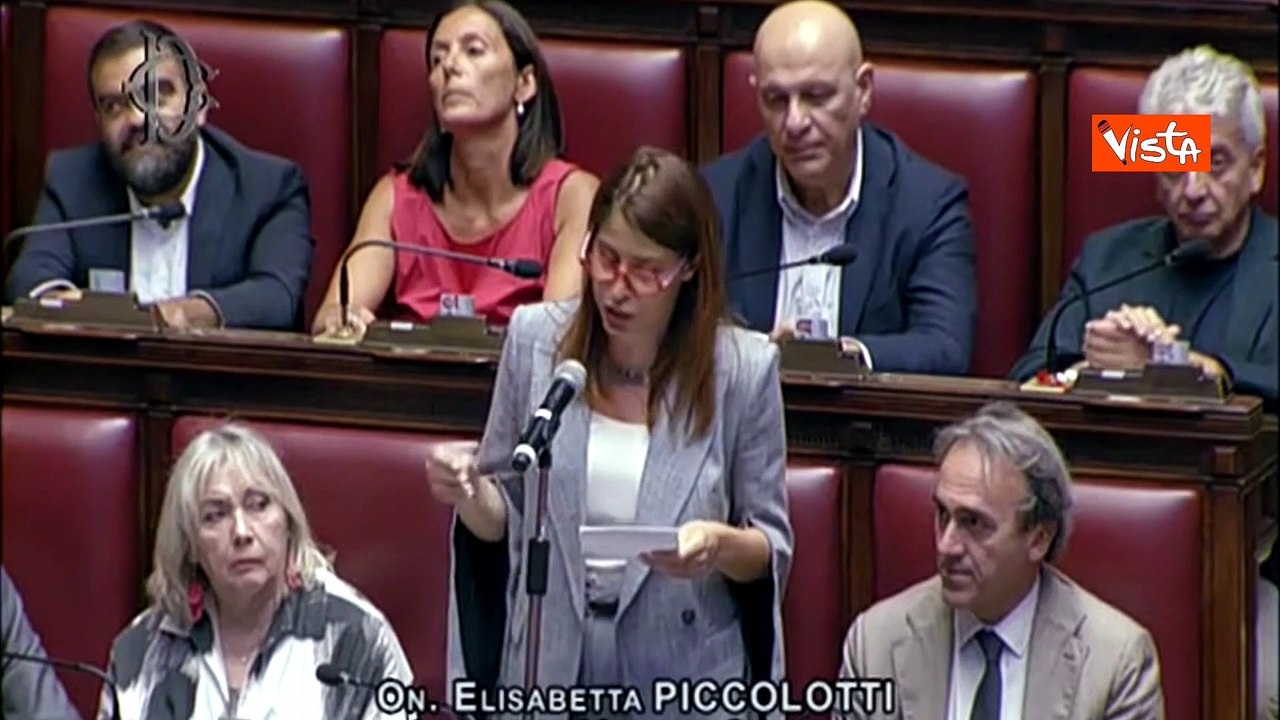Chat Delmastro, protesta di Avs in Aula a Montecitorio, deputati con le bende sugli occhi