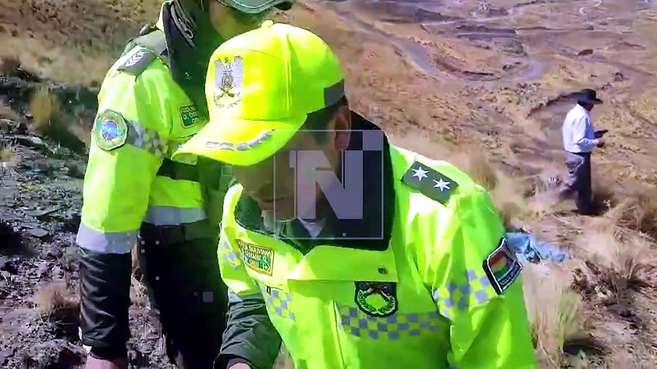 Cae cisterna en carretera