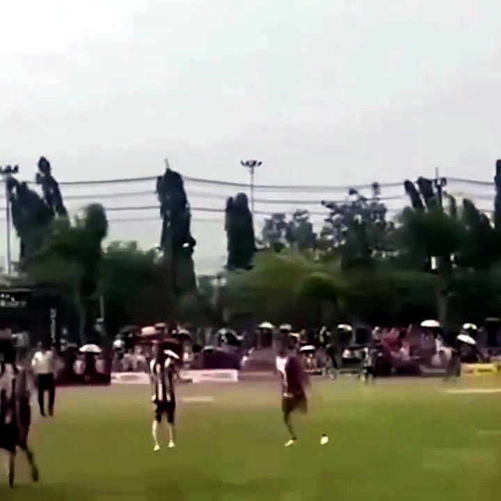 Tragedia en la cancha: rayo mata a futbolista en pleno partido