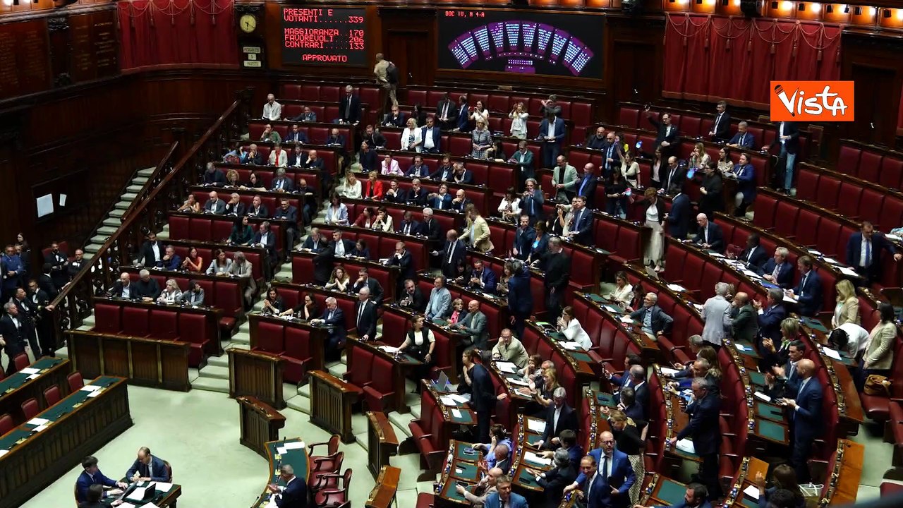 Chat Delmastro, protesta M5S sotto i banchi della maggioranza con i telefoni dopo voto in Aula