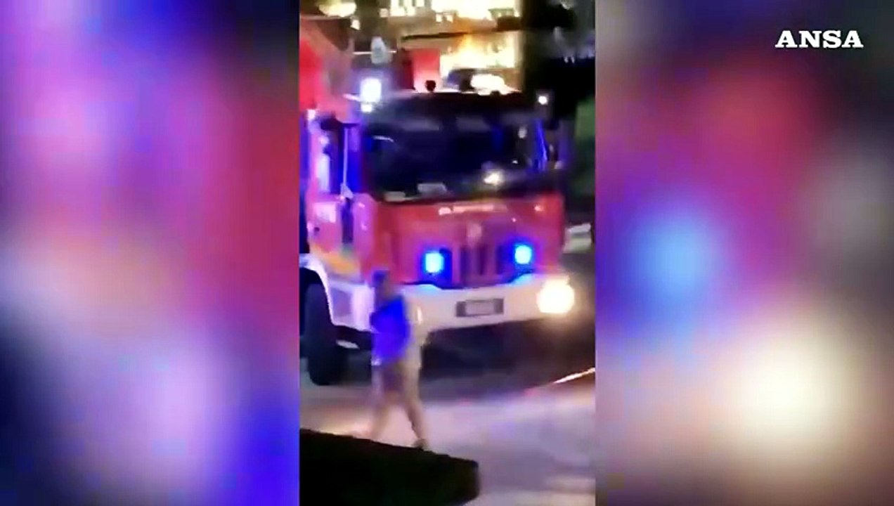 Torino, il recupero dell'auto finita nel Po durante un inseguimento