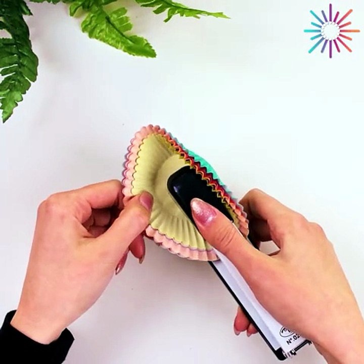 Create a colorful flower using cupcake cups! 🌺