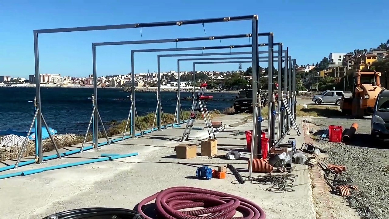 Acondicionan zona para atender a cerca de mil migrantes acampados en una playa de Ceuta