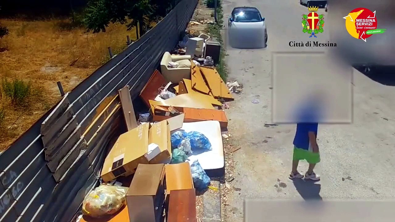 Messina, raccoglie rifiuti per conto terzi e li abbandona in strada: incastrato dalle fototrappole