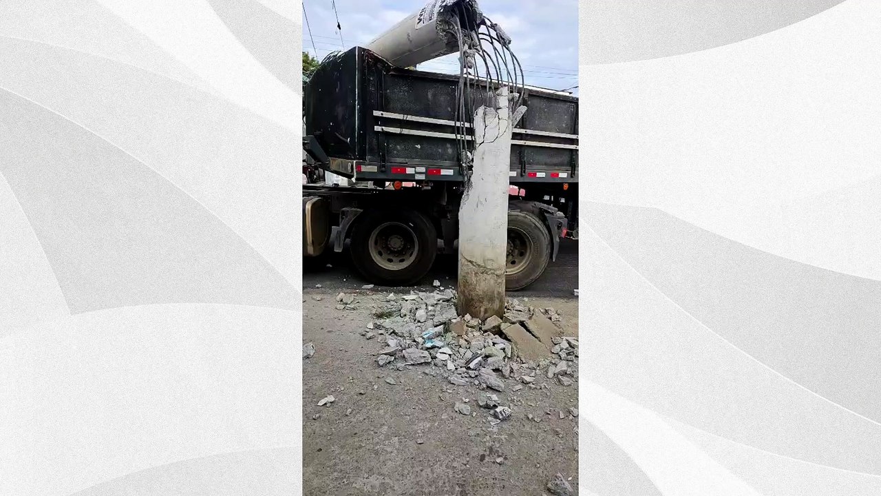 Poste cai após ser atingido por carreta em Porto Canoa, na Serra