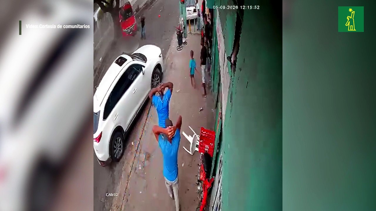 Momento en que dos adultos y una niña son embestidos por una camioneta en el sector Los Ríos