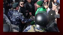 Vecinos se enfrentaron con la policía durante una marcha por seguridad frente a la Jefatura Departamental de Mar del Plata, Buenos Aires.