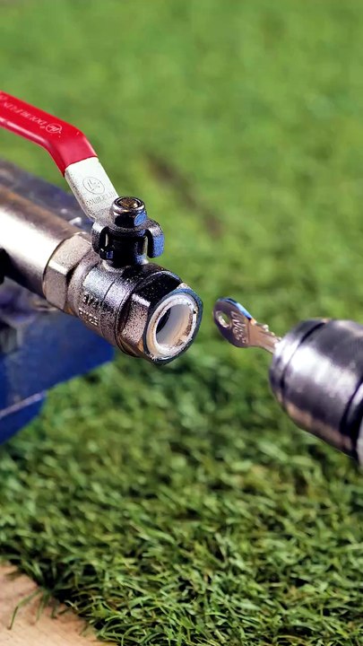 Plumbing hack for a broken faucet🛠️