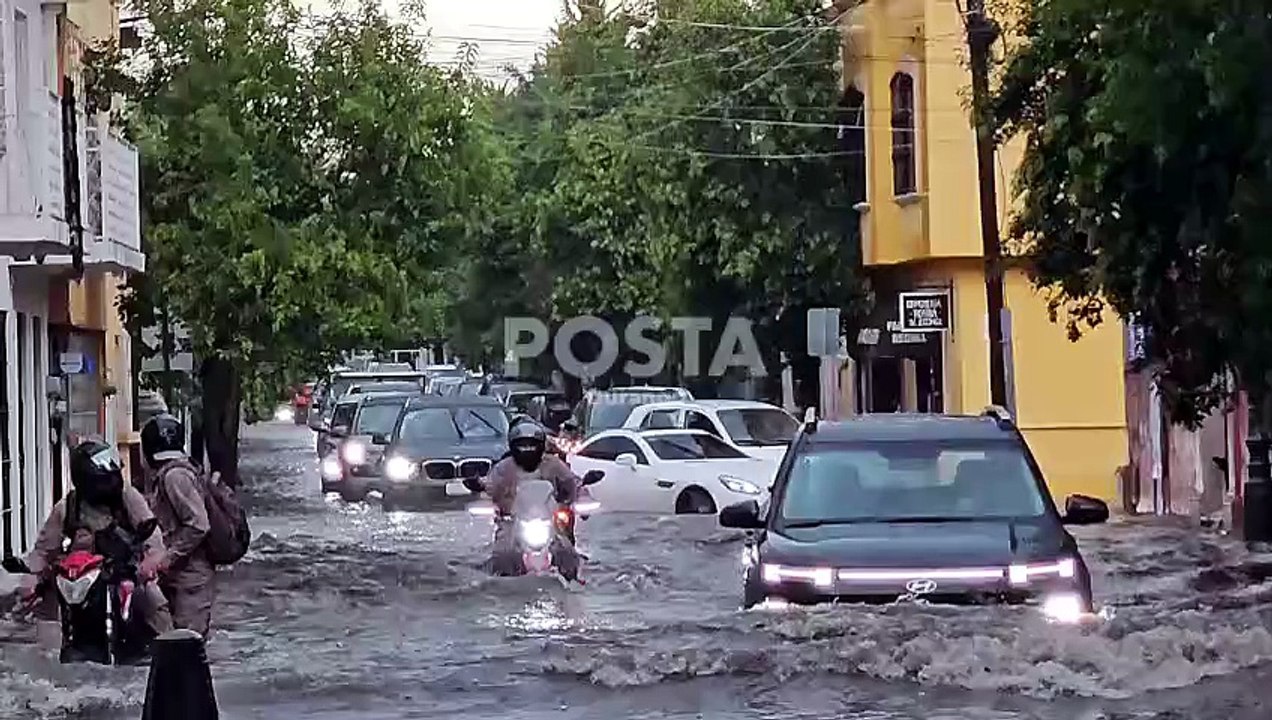 🚨Motociclistas desafían a los fuertes encharcamientos en el centro de Durango. ⛈️🏍️